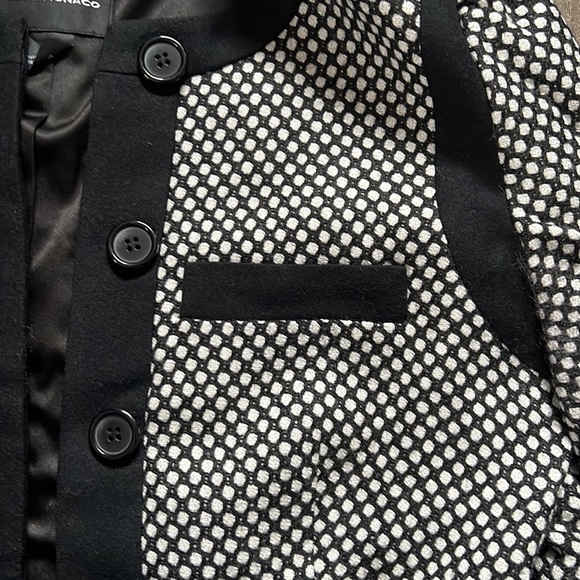 Club Monaco cropped lady style blazer is a classic with hidden placket - Picture 3 of 6